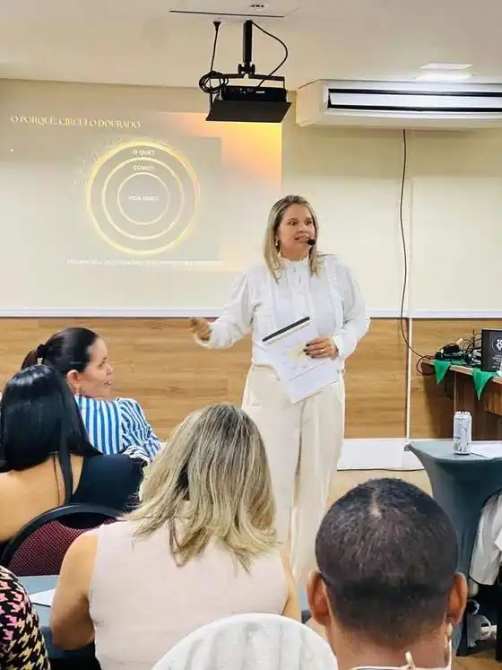 Sheila Zoe conduzindo um treinamento