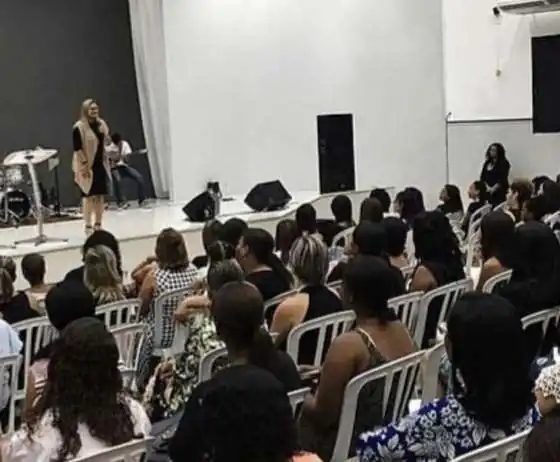 Sheila Zoe no palco diante da plateia