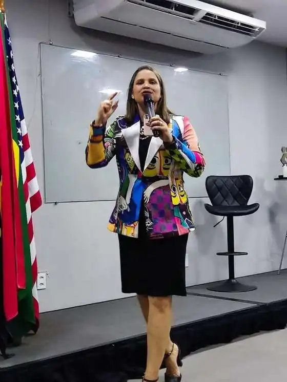 Sheila Zoe palestrando em evento